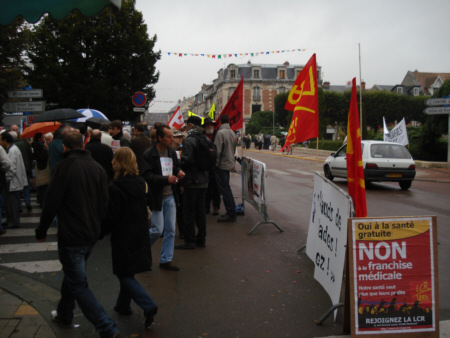 Drapeaux et affiche de la LCR, avant la manifestation.