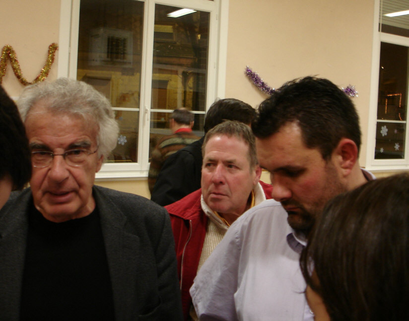 Alain Krivine en pleine discussion avec des militants du Val d'Origny