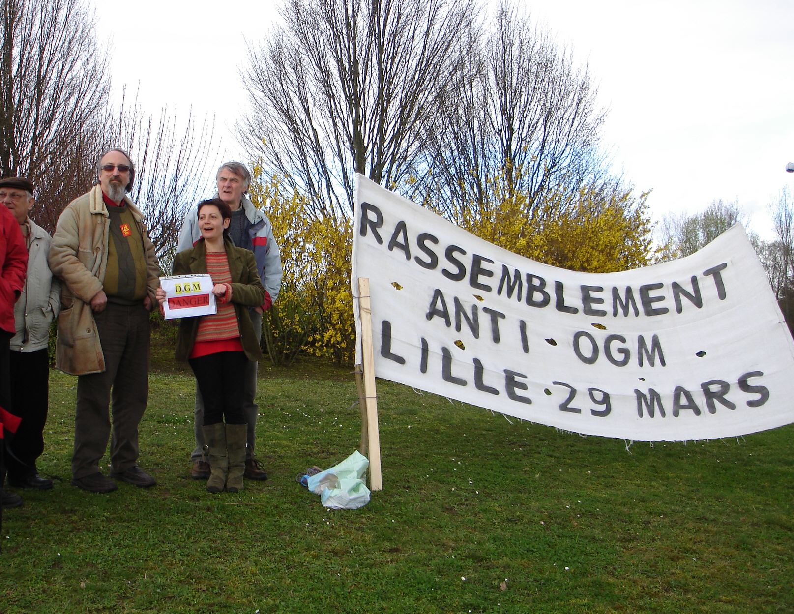 La LCR tait prsente au rassemblement anti-OGM organis  Soissons, rond point de l'Arche, le dimanche 16 mars 2008.