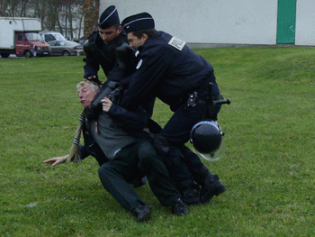 Les CRS exercent leur violence contre le leader syndical.