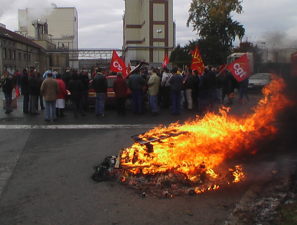 Besancenot  Vic-sur-Aisne, pour soutenir les salaris de Vico.