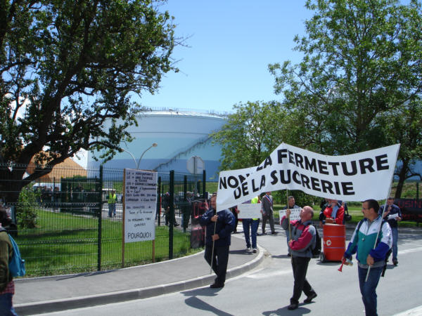 La manifestation quitte l'usine.