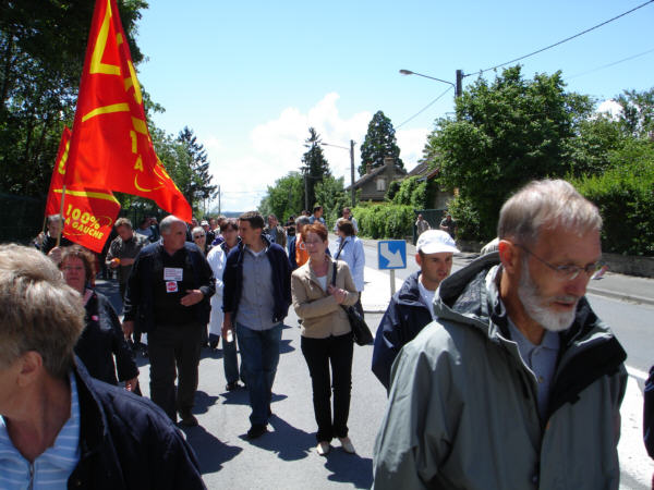Olivier Besancenot au milieu des manifestants.
