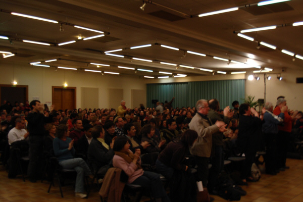 La salle se lève pour applaudir Olivier Besancenot.