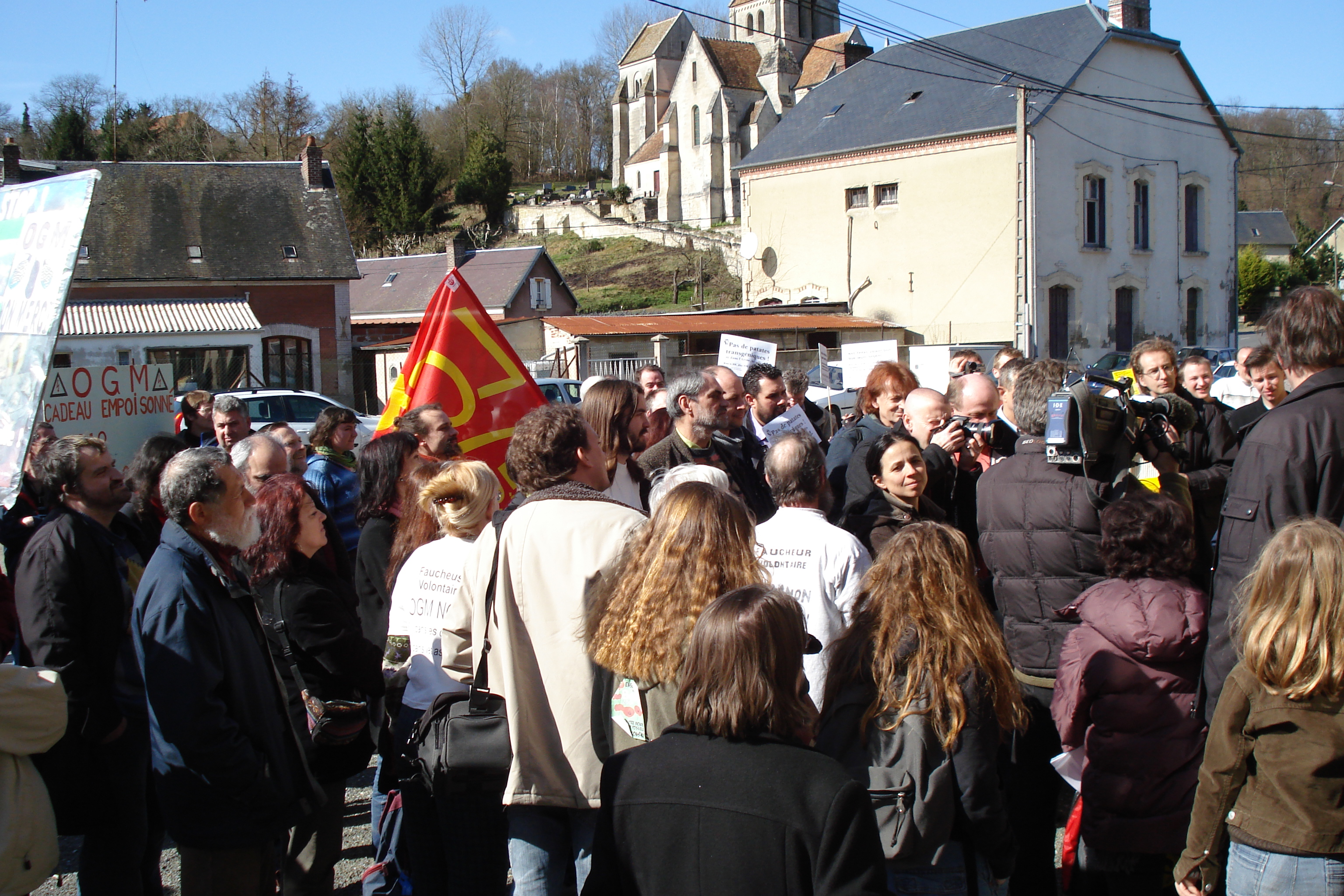 Participation de la LCR au rassemblement antiOGM de Septvaux.